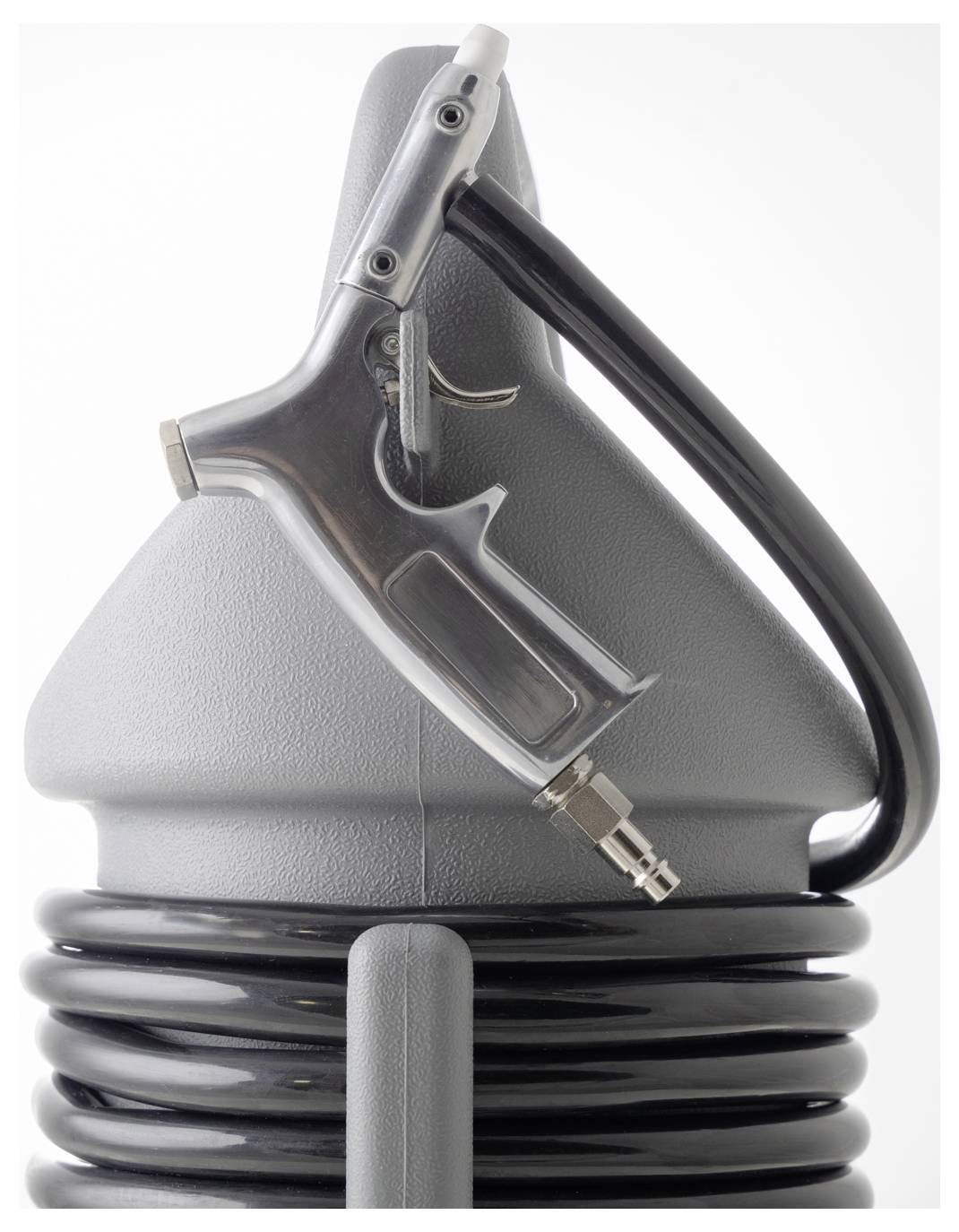 Ein aufgerollter Schlauch mit einer metallischen Sprühdüse, die auf einem grauen Kunststoffhalter ruht, konzipiert für Reinigungs- oder Industriearbeiten.