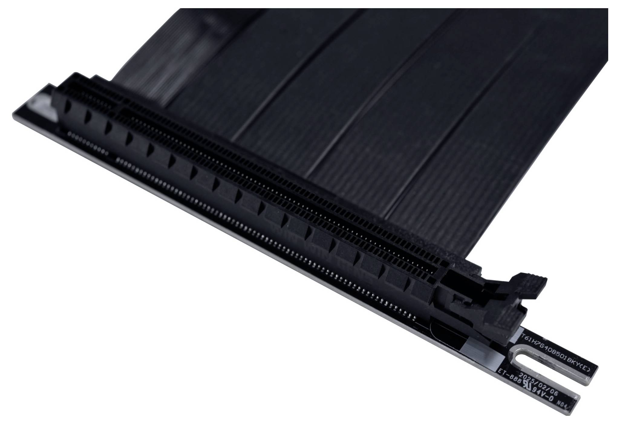 Ein schwarzes PCIE 4.0 x16 Riser-Kabel mit flachem, flexiblem Design, das zur Verbindung von Komponenten innerhalb eines Computergehäuses verwendet wird.