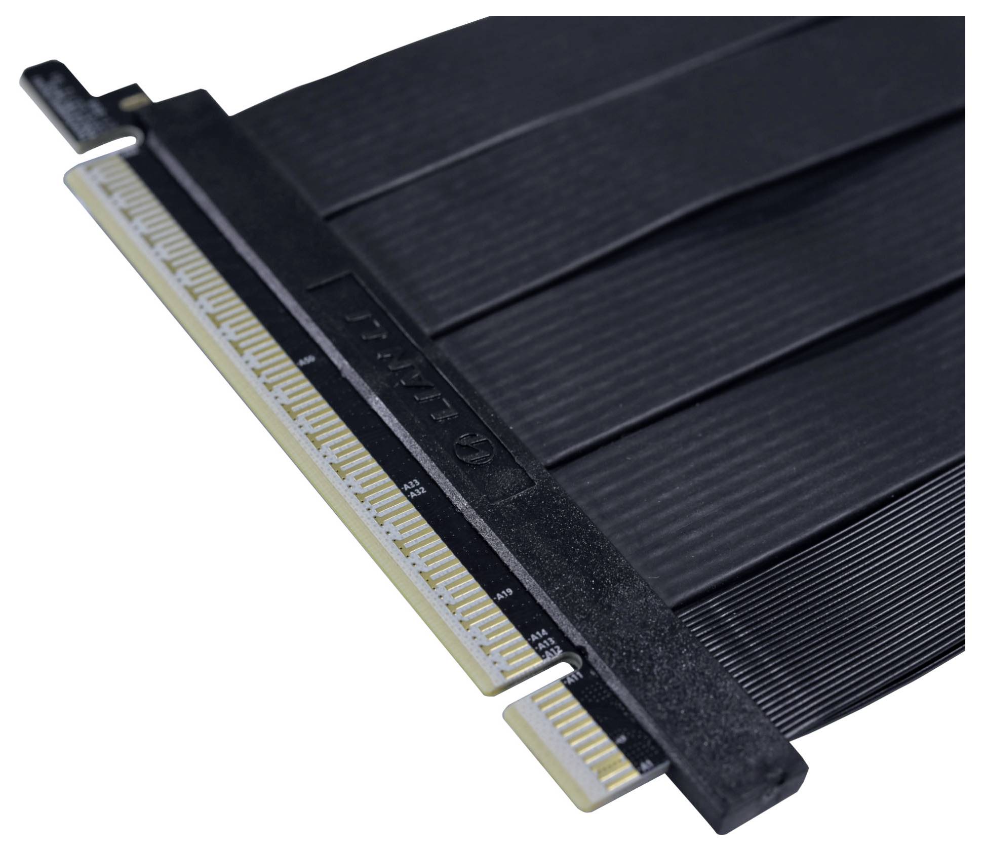 Nahaufnahme eines PCIe-Verlängerungskabelsteckers.