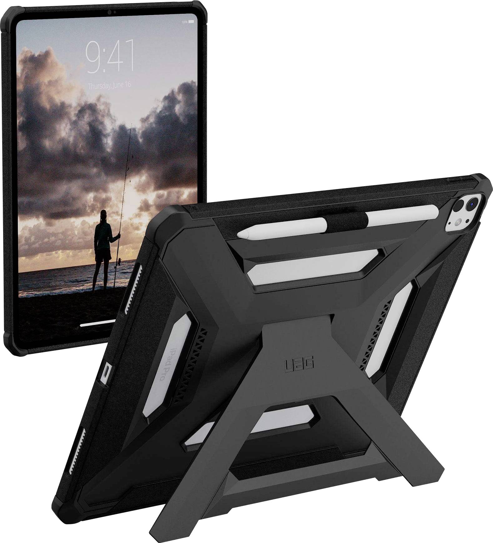 Eine schwarze Tablet-Hülle mit einem Ständer und einem Schlitz für einen Stylus, die ein Tablet unterstützt, das einen Menschen beim Angeln bei Sonnenaufgang am Strand zeigt.