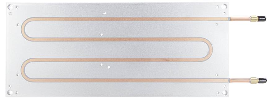 Eine rechteckige Metallplatte mit einer eingebetteten S-förmigen Kupferrohrleitung und Anschlüssen. Verwendet zur Kühlung oder Erwärmung in elektronischen oder industriellen Anwendungen.