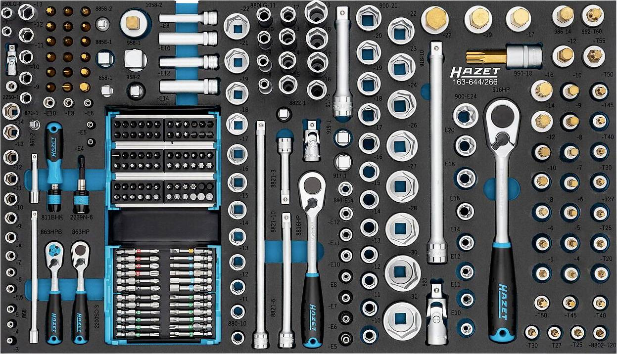 Eine sorgfältig organisierte Werkzeugausrüstung mit verschiedenen Schraubenschlüsseln, Steckschlüsseln und Schraubendrehereinsätzen, nach Größe und Typ auf einer schwarzen Schaumstoffplatte angeordnet.