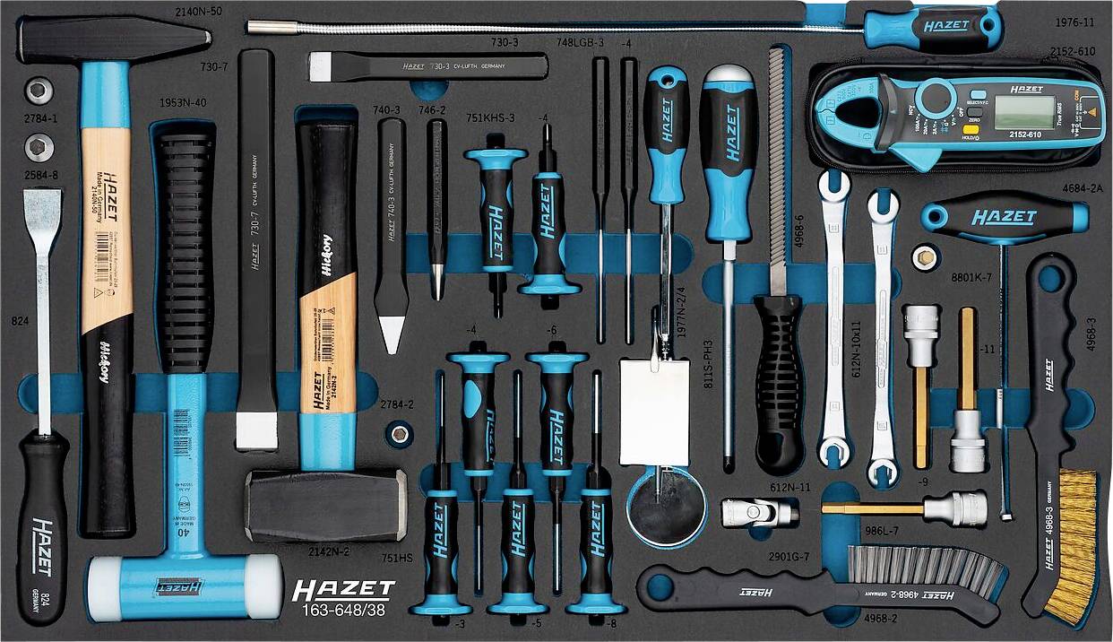 Ein ordentlich sortierter Werkzeugsatz in einem Tablett umfasst Hämmer, Schraubendreher, Schraubenschlüssel, ein Messgerät und andere Handwerkzeuge mit der Bezeichnung 'Hazet'.