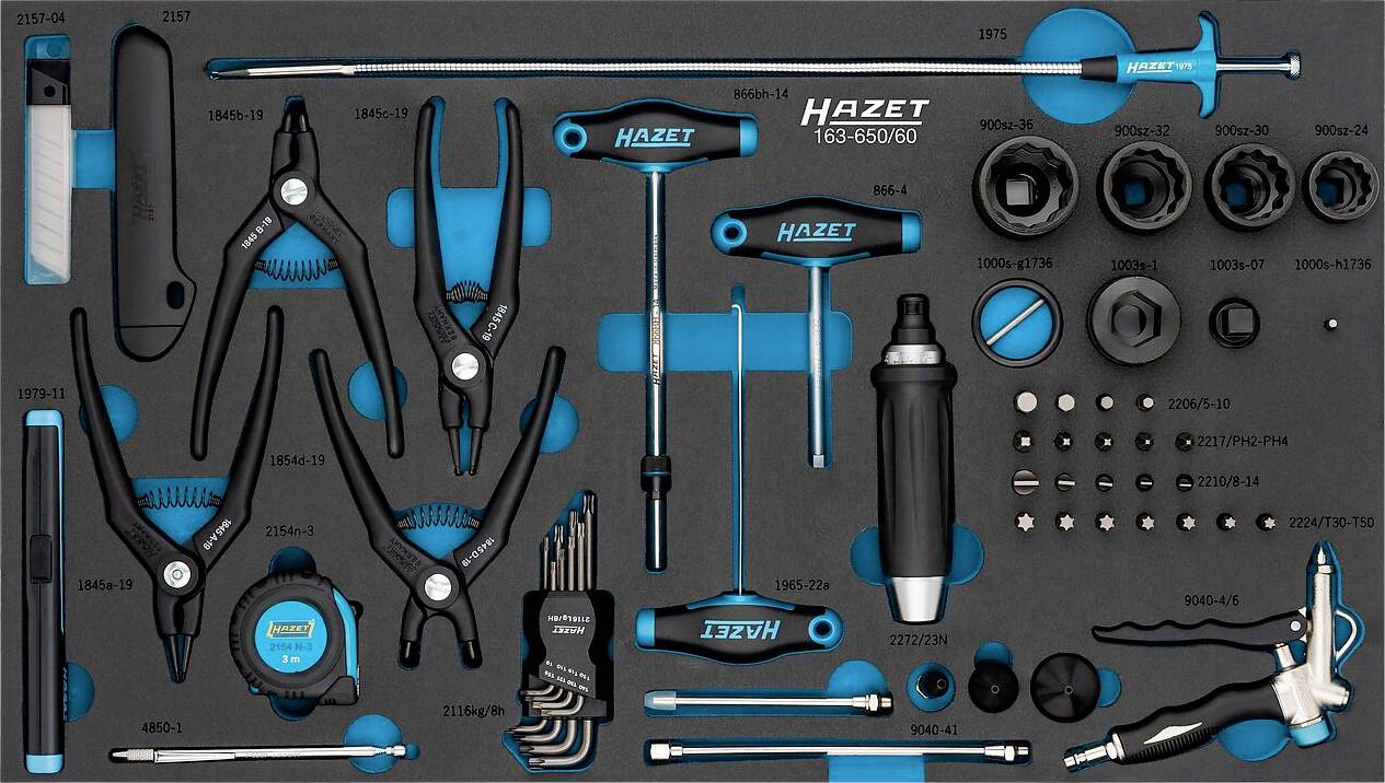 Ein Werkzeugsatz mit verschiedenen Zangen, Schraubenschlüsseln und Steckschlüsseln, die in einem Schaumstoffeinsatz organisiert sind und die Markenbezeichnung „Hazet