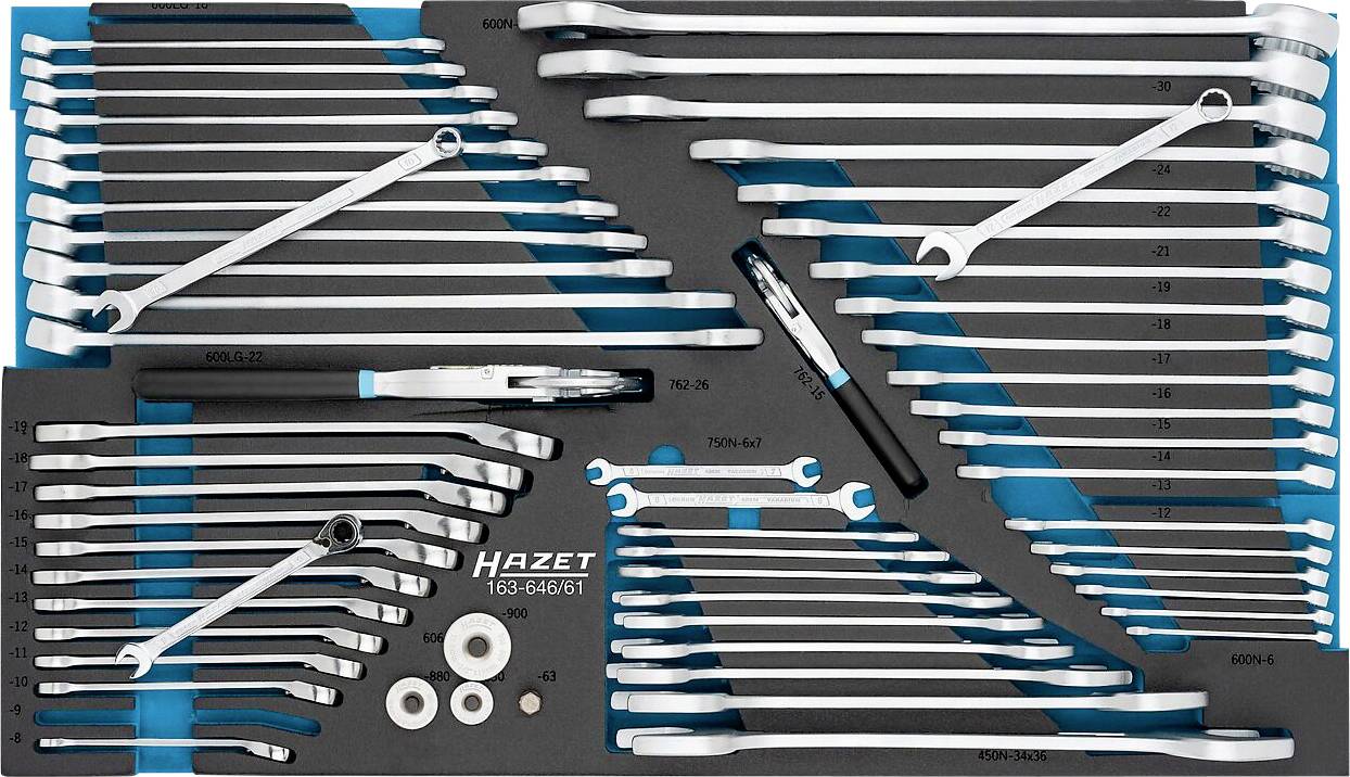 Eine Schaumstoff-Werkzeugablage enthält einen kompletten Satz Hazet-Schraubenschlüssel und Zubehör übersichtlich angeordnet.