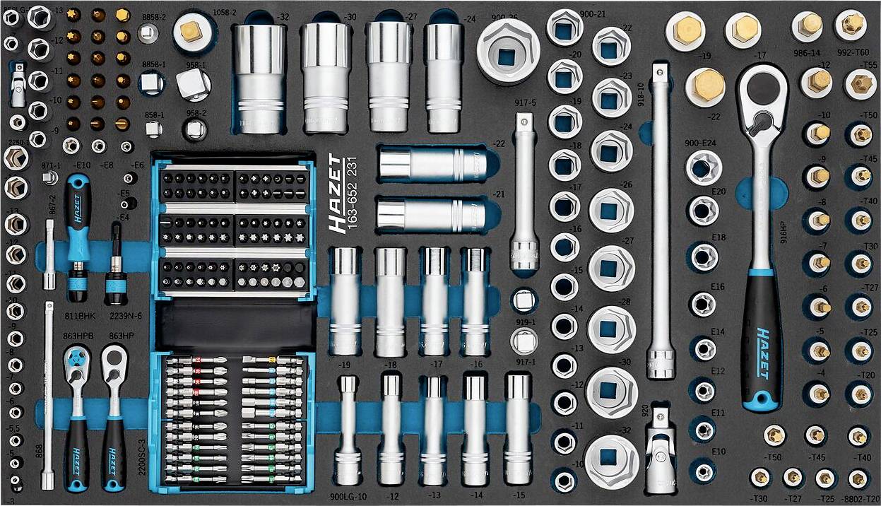 Ein Satz verschiedener Hazet-Werkzeuge, darunter Steckschlüssel, Ratschenschlüssel und Schraubendreher-Bits, sorgfältig auf einer Schaumstoffablage angeordnet.