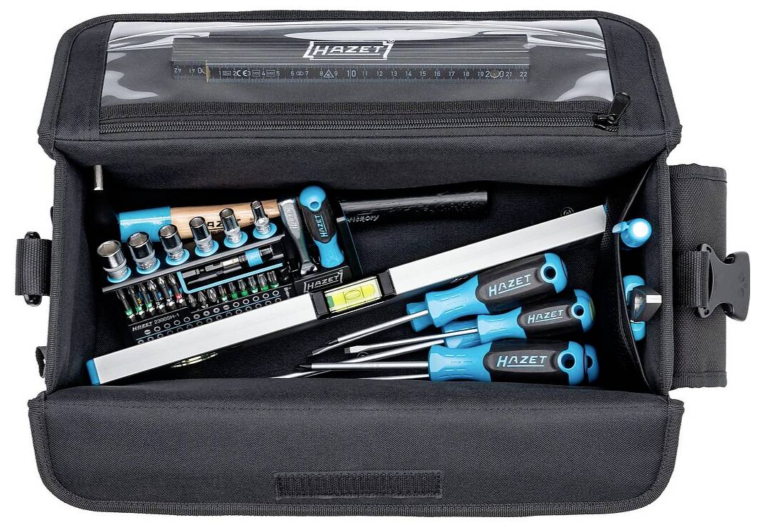 Eine offene Werkzeugtasche, die einen Satz Schraubendreher, einen Steckschlüsselsatz und verschiedene kleine Handwerkzeuge zeigt, alle übersichtlich für einfachen Zugriff angeordnet.