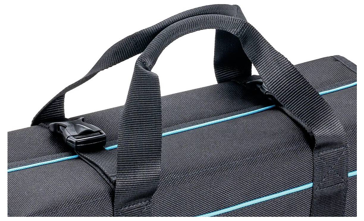 Eine schwarze Stofftasche mit geflochtenen Henkeln und einer blauen Akzentlinie. Die Tasche wird mit einer Kunststoffschnalle geschlossen.