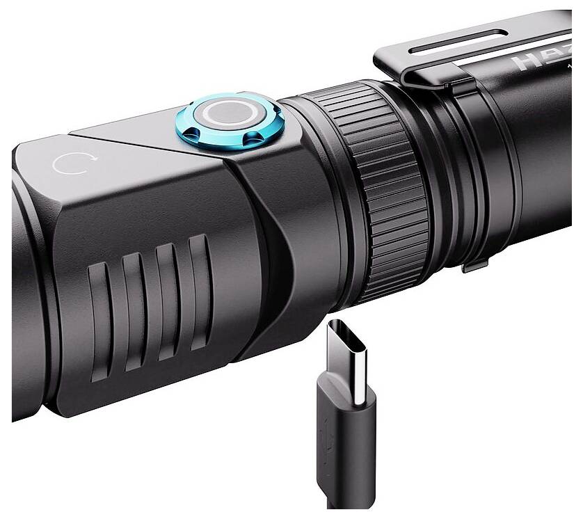 Eine schwarze Taschenlampe mit USB-C-Ladeanschluss im Detail, mit einem Fokussierungsring und einem blauen Powerknopf am Griff.