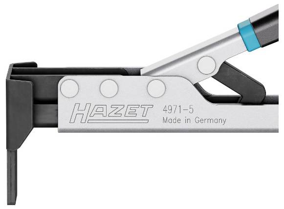 Das Bild zeigt ein Metalltool mit der Aufschrift 'Hazet 4971-5 Made in Germany' mit einem teilweise sichtbaren schwarzen Griffgriff.