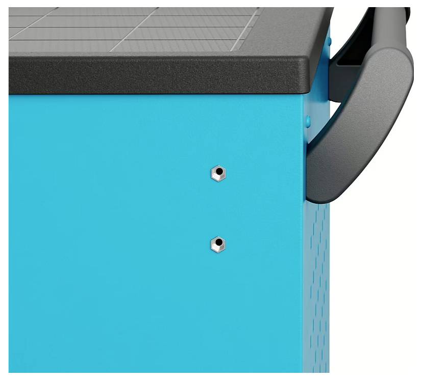 „Eine Teilansicht eines blauen Schranks mit einer schwarzen Platte und einem Griff auf der rechten Seite.
