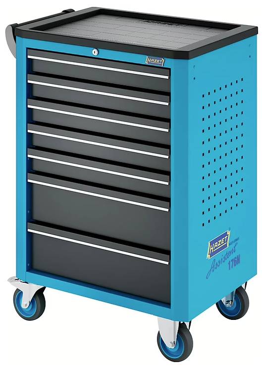 Ein blauer Werkzeugschrank mit sechs schwarzen Schubladen und Rollen, versehen mit dem Hazet-Logo. Geeignet zum Aufbewahren verschiedener Werkzeuge und Ausrüstungen.