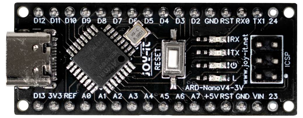 Eine Mikrocontroller-Platine mit Anschlüssen, die von D0 bis D13, A0 bis A7 beschriftet sind, einem Micro-USB-Anschluss, einem Rücksetzknopf und mehreren eingebauten Komponenten.
