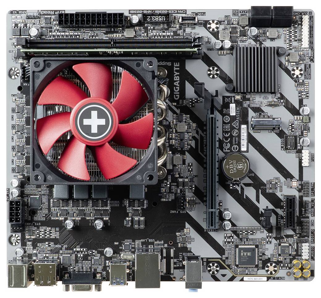 Eine Computermotherboard mit einem roten Kühlventilator, verschiedenen Komponenten und sichtbaren Anschlüssen. Die Markenbezeichnung 
