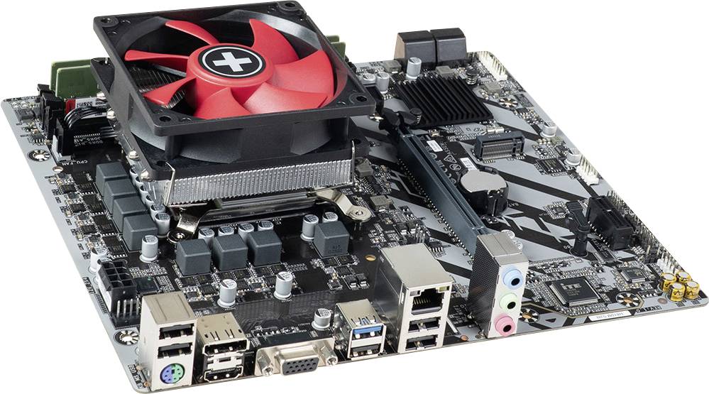 Eine Computermotherboard verfügt über einen roten und schwarzen CPU-Kühler, mehrere Anschlüsse für Konnektivität sowie Steckplätze für RAM und Erweiterungskarten.