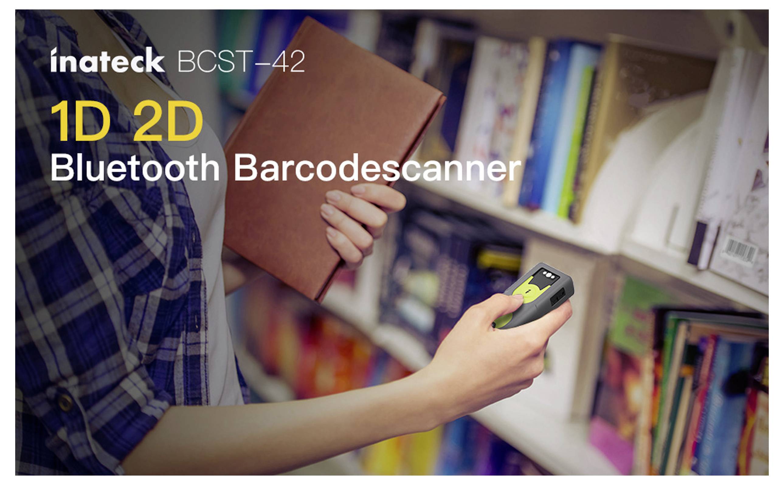 Ein Einzelner in einer Bibliothek nutzt einen Inateck BCST-42 Bluetooth-Barcode-Scanner, um ein Buch in einem Regal zu scannen.