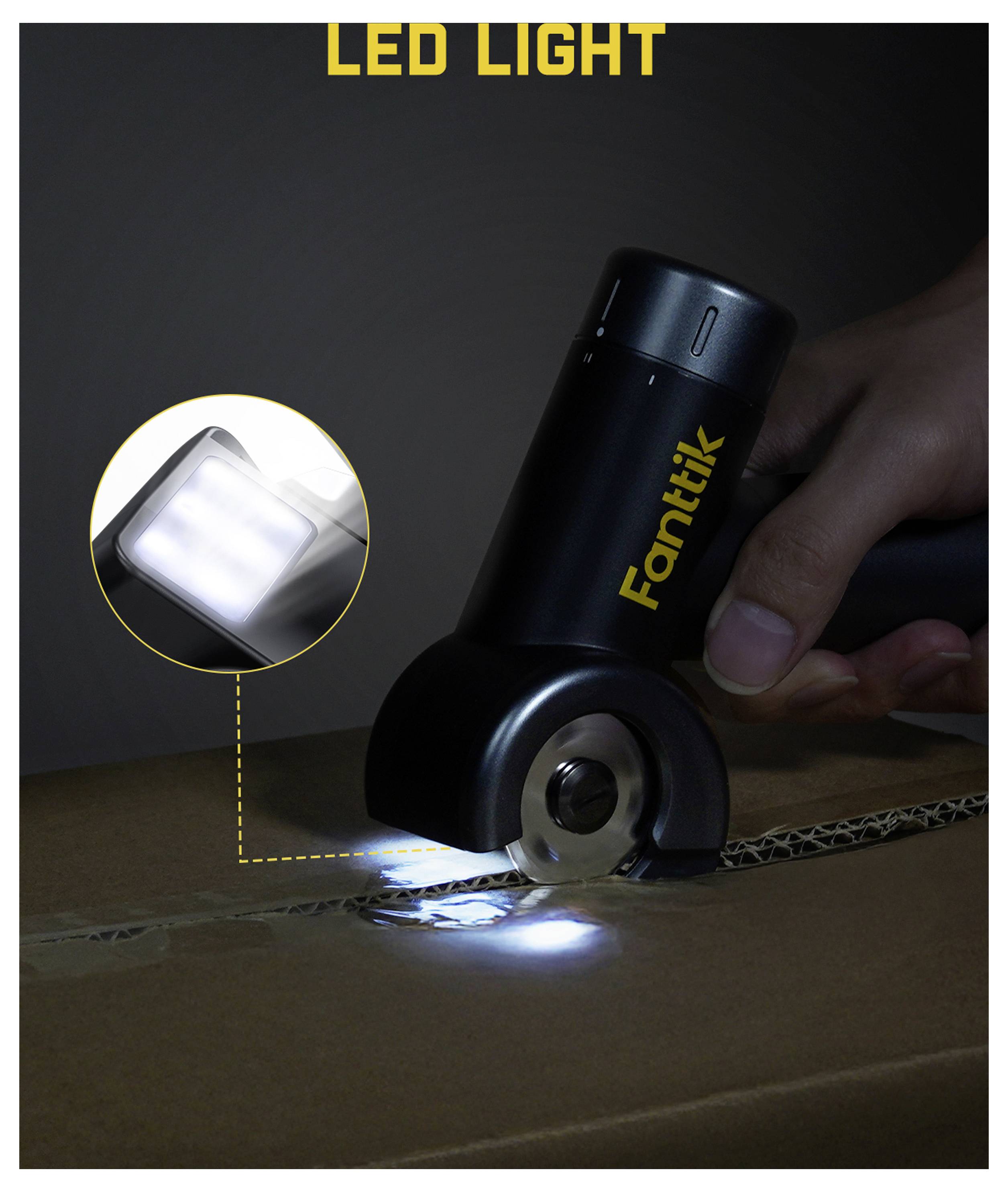 Eine Hand verwendet ein Fanttik-Werkzeug mit LED-Licht zum Durchschneiden von Karton. Eine Nahaufnahme zeigt den beleuchteten Schnittbereich.