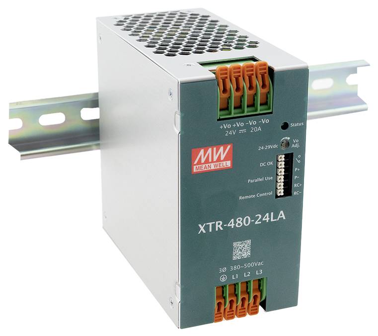Mean Well XTR-480-24LA Schaltnetzgerät im Metallgehäuse, auf einer Hutschiene montiert, mit Eingangs-/Ausgangssteckern und Statusanzeigen.
