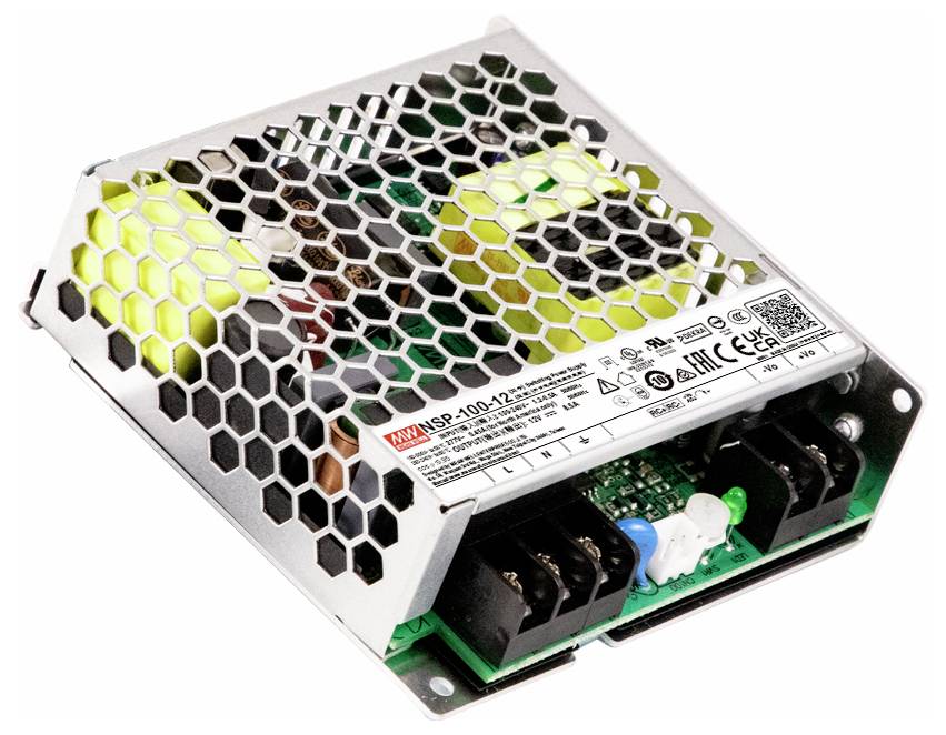 Eine kleine Netzversorgungseinheit in einem Metallgehäuse mit einem sechseckigen Lüftungsgitter, in der elektronische Bauteile sichtbar sind. Etiketten mit technischen Spezifikationen sind zu erkennen.