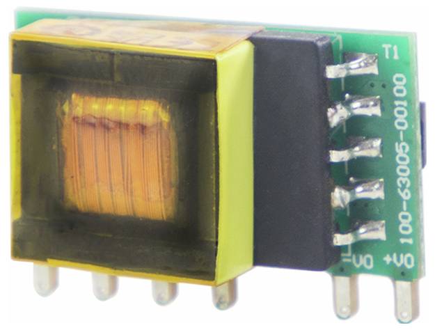 Ein kleiner elektronischer Transformator mit einem Ferritkern und mehreren gelöteten Anschlüssen, der für die Integration in Leiterplatten konzipiert ist.