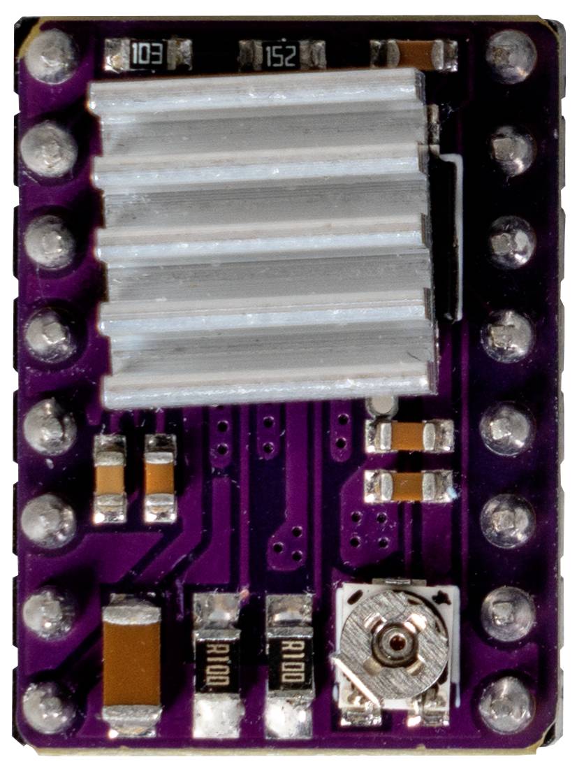Eine Nahaufnahme einer lila Leiterplatte mit einem Kühlkörper und verschiedenen elektronischen Komponenten, möglicherweise für einen Schrittmotortreiber verwendet.