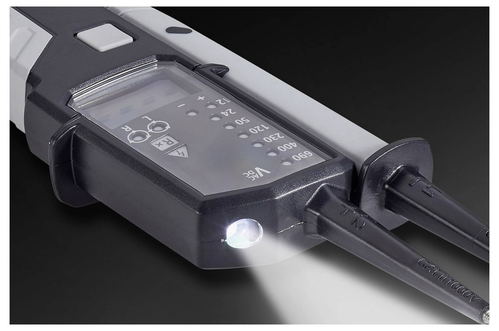 Ein tragbarer Spannungsprüfer mit LED-Anzeigen zur Darstellung der Spannungswerte. Eine Messsonde ist angeschlossen, und eine LED-Lampe beleuchtet die Oberfläche.