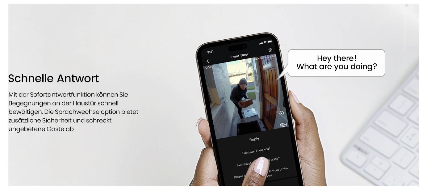 Eine Person hält ein Smartphone mit einer Videoanruf-Anzeige auf einer Türklingel-App. In der Nähe beschreibt ein Text auf Deutsch die schnellen Reaktionsfunktionen für Sicherheit.
