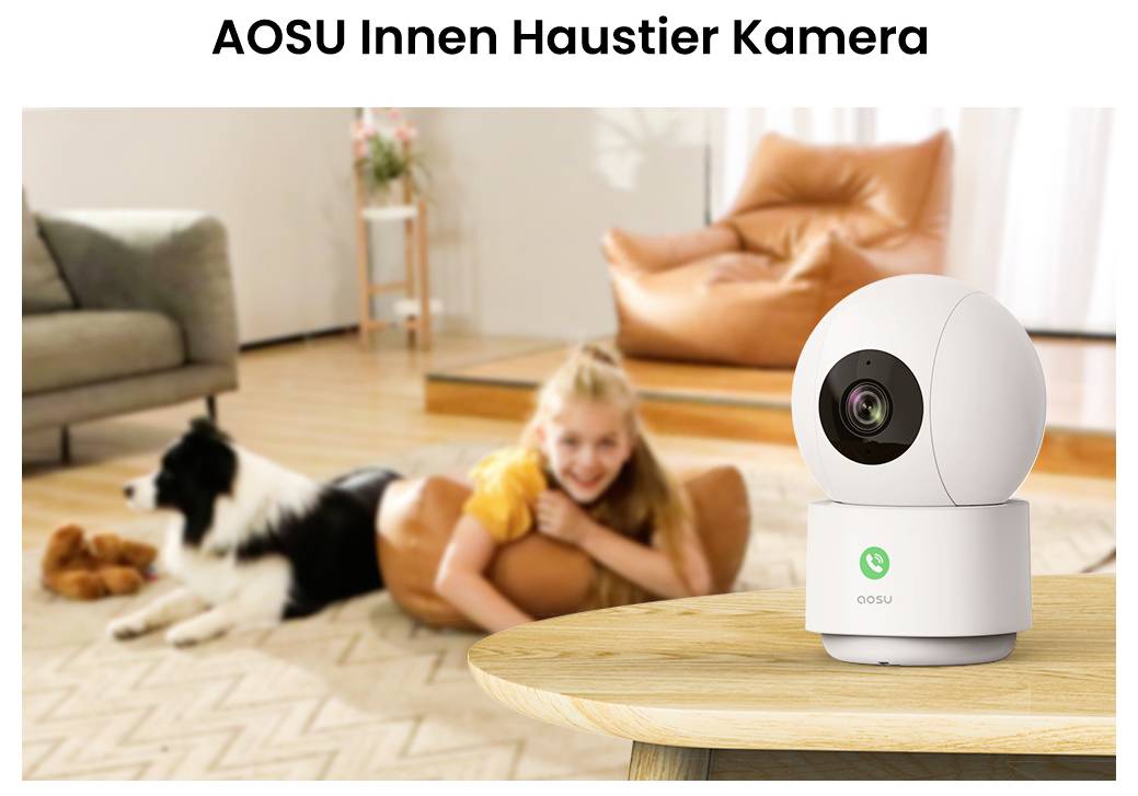 Ein lächelndes Kind liegt auf dem Boden neben einem schwarzweißen Hund in einem gemütlichen Wohnzimmer. Eine kleine, weiße Haustier-Kamera steht auf einem Tisch.