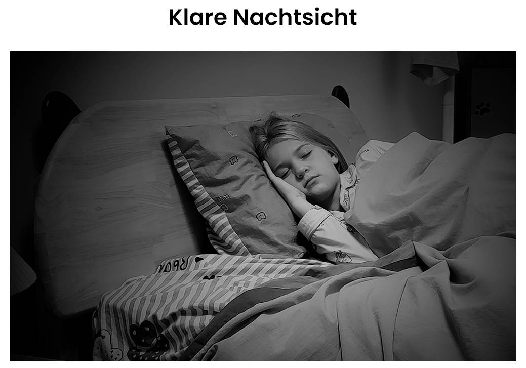 Ein Kind schläft friedlich im Bett, umgeben von einem Kissen und einer Decke. Der Raum ist gedämpft beleuchtet und deutet auf eine Nachtszenerie hin.