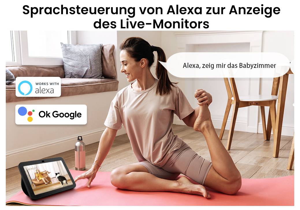 Eine Frau, die Yoga in einem Wohnzimmer macht, nutzt Sprachsteuerung mit Alexa, um eine Babyüberwachungskamera zu zeigen. Der Text lautet: Alexa, zeig mir das Babyzimmer.