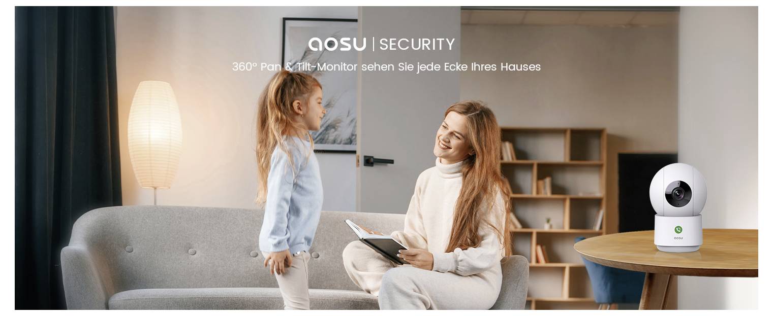 Ein Kind und eine Frau sitzen auf einem Sofa in einem modernen Wohnzimmer und lächeln einander an. Eine Sicherheitskamera steht auf einem kleinen Tisch in der Nähe. ‚Aosu Security.'