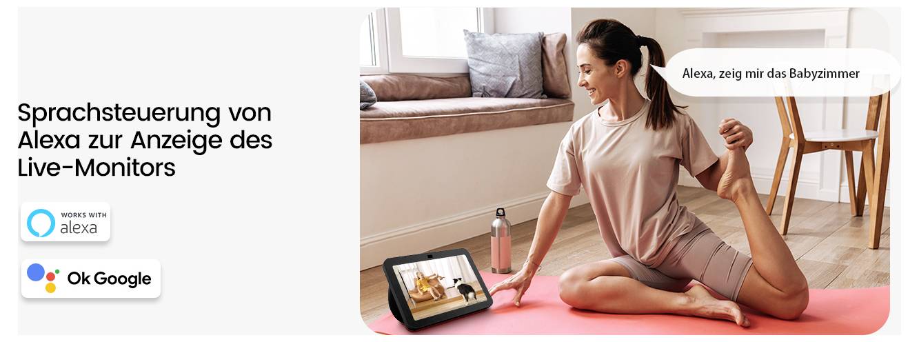 Eine Frau auf einer Yogamatte macht eine Dehnung neben einem Tablet, das einen Überwachungskamera-Feed zeigt. Sprechblase liest: 'Alexa, zeig mir das Babyzimmer'.