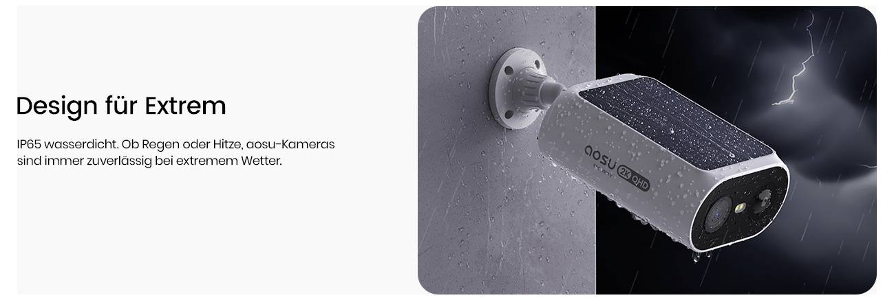 Eine schwarze Sicherheitskamera, die im Freien angebracht ist, mit Regentropfen und Blitzen im Hintergrund. Text: Design für Extrem.