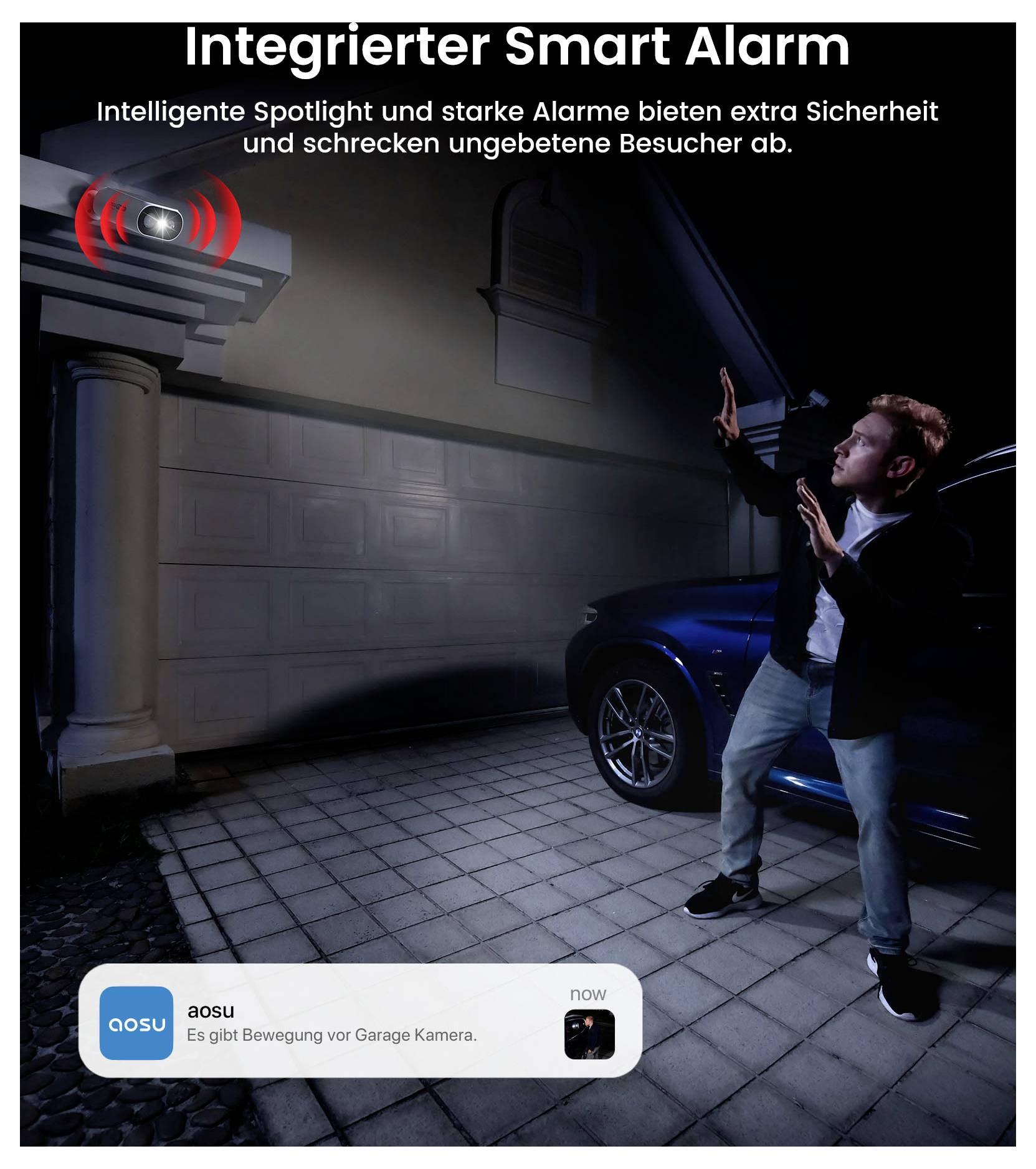 Ein Mann steht nachts vor seiner Garage und blickt auf einen Scheinwerfer mit einem Alarmsymbol. Eine Telefon-Benachrichtigung liest sich: 'Es gibt Bewegung vor Garage Kamera.'