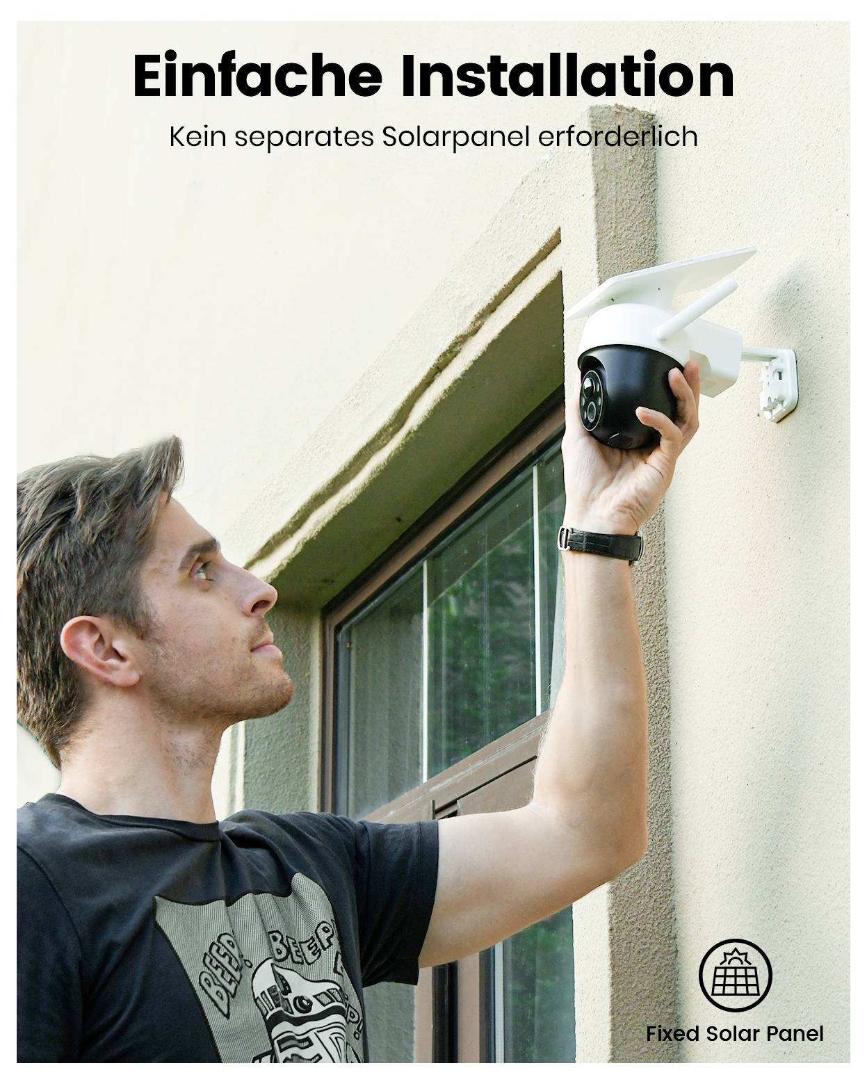 Ein Mann installiert eine Sicherheitskamera mit integriertem Solarpanel an einer Gebäudewand. Text lautet: 'Einfache Installation, Kein separates Solarpanel erforderlich'.