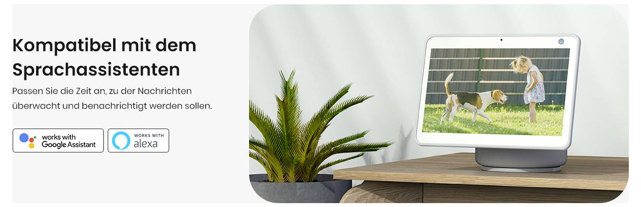 Ein intelligentes Display auf einem Tisch zeigt ein Kind, das mit einem Hund spielt. Text liest sich: 'Kompatibel mit dem Sprachassistenten' mit Logos für Google Assistant und Amazon Alexa.