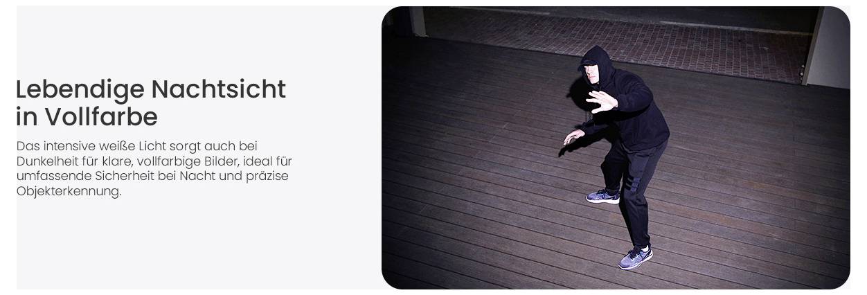 Eine Person in dunkler Kleidung wird nachts von einer Kamera mit heller Beleuchtung erfasst, wobei die klaren Farbvision-Fähigkeiten bei Nacht betont werden.