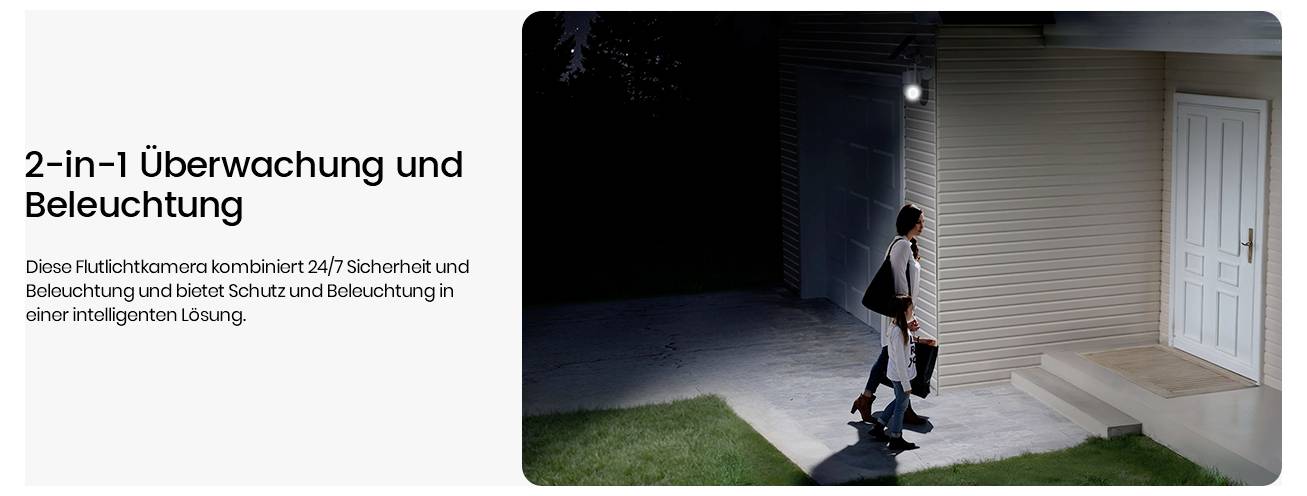 Eine Person, die nachts Stufen zu einem Haus hinaufgeht, mit einer hellen Außenleuchte über der Tür. Text lautet '2-in-1 Überwachung und Beleuchtung'.