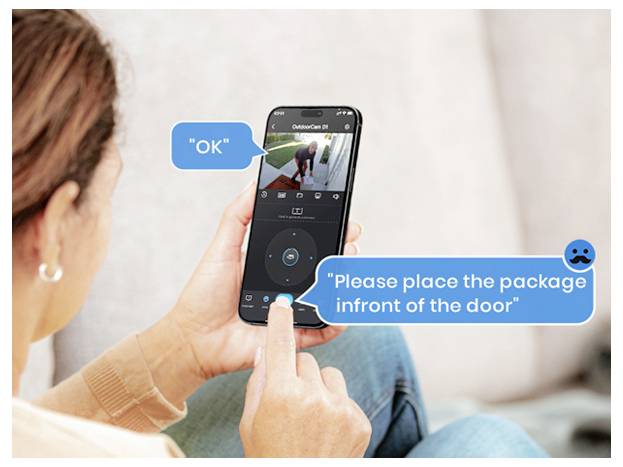 Eine Person betrachtet eine Lieferung in einer Smartphone-Hausüberwachungs-App und weist den Zusteller an: „Bitte stellen Sie das Paket vor die Tür