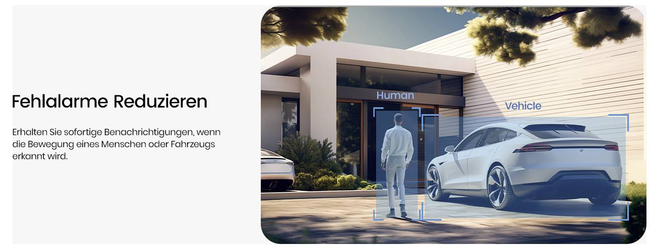 Eine Person geht auf ein weißes Auto zu, das außerhalb eines modernen Hauses geparkt ist, mit Beschriftungen 