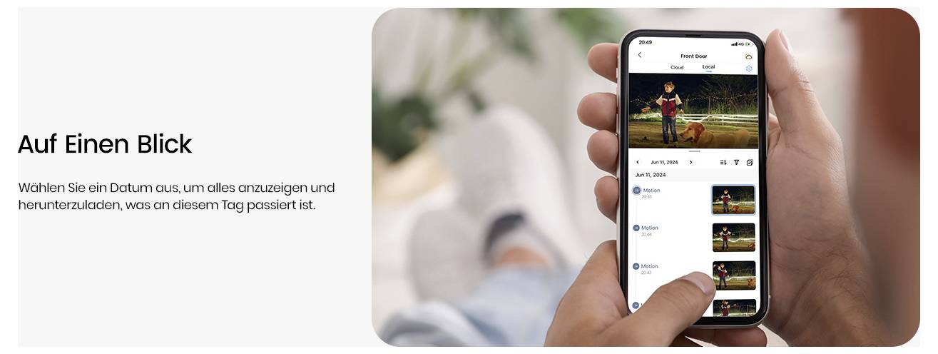 Person, die ein Smartphone mit einer App-Oberfläche mit Fotos und Datumsangaben hält. Text daneben liest sich „Auf einen Blick