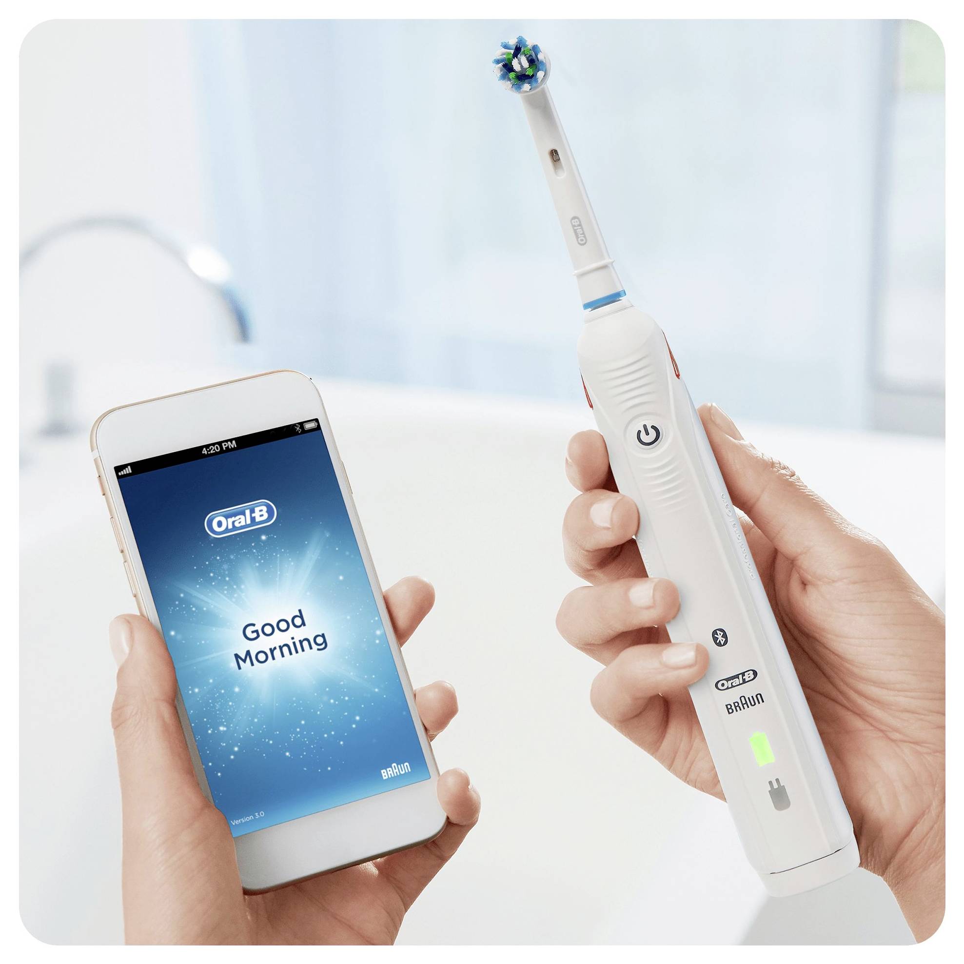 Eine Person hält eine Oral-B Zahnbürste in einer Hand und ein Smartphone mit der Oral-B App, auf dem die Nachricht 