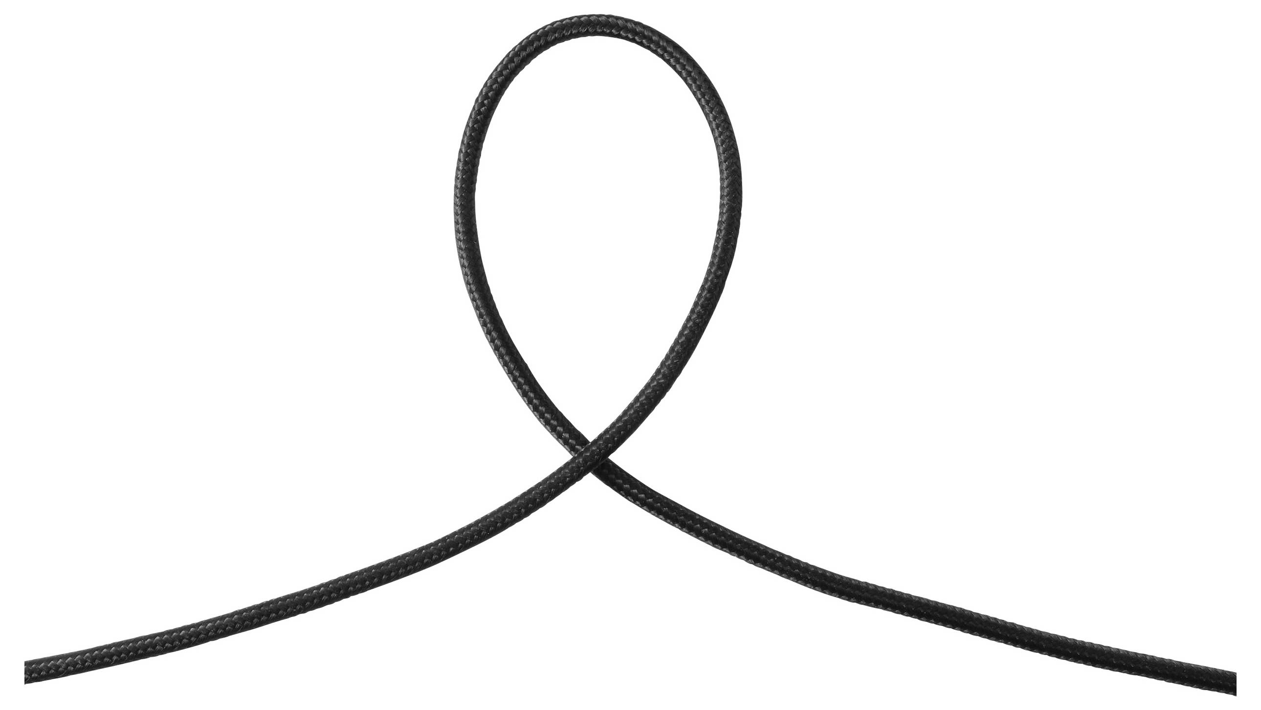 Eine schwarze Schnürsenkel ist in einem einfachen Knoten auf weißem Hintergrund geschlungen.