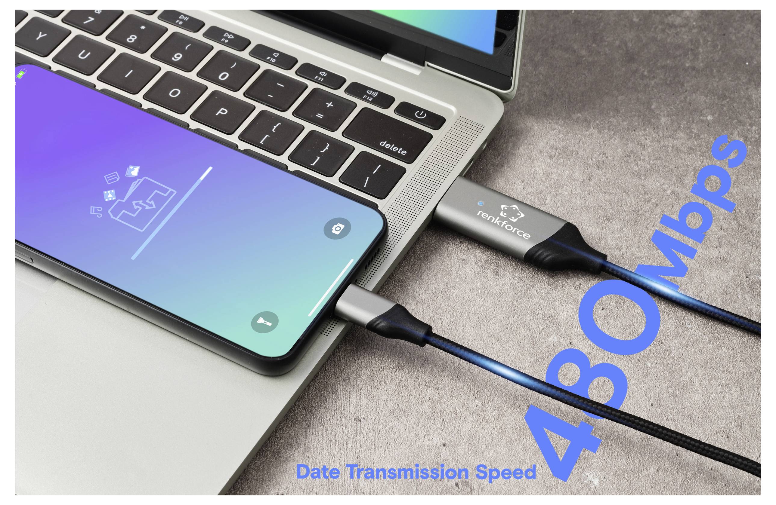 Ein Smartphone, das über ein Kabel mit einem Laptop verbunden ist und 