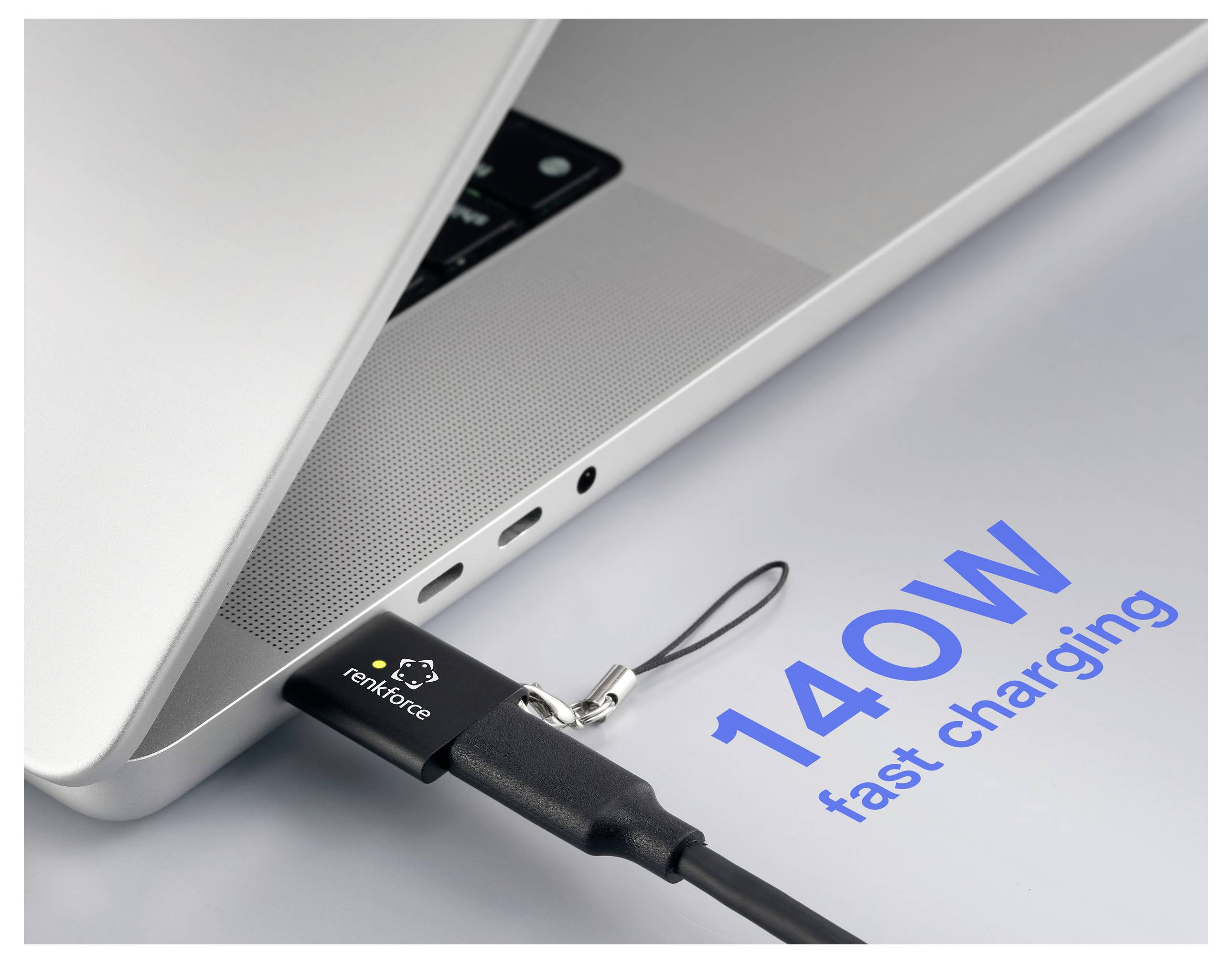 Ein Laptop wird mit einem Kabel aufgeladen, das den Text „140W-Schnellladevorgang