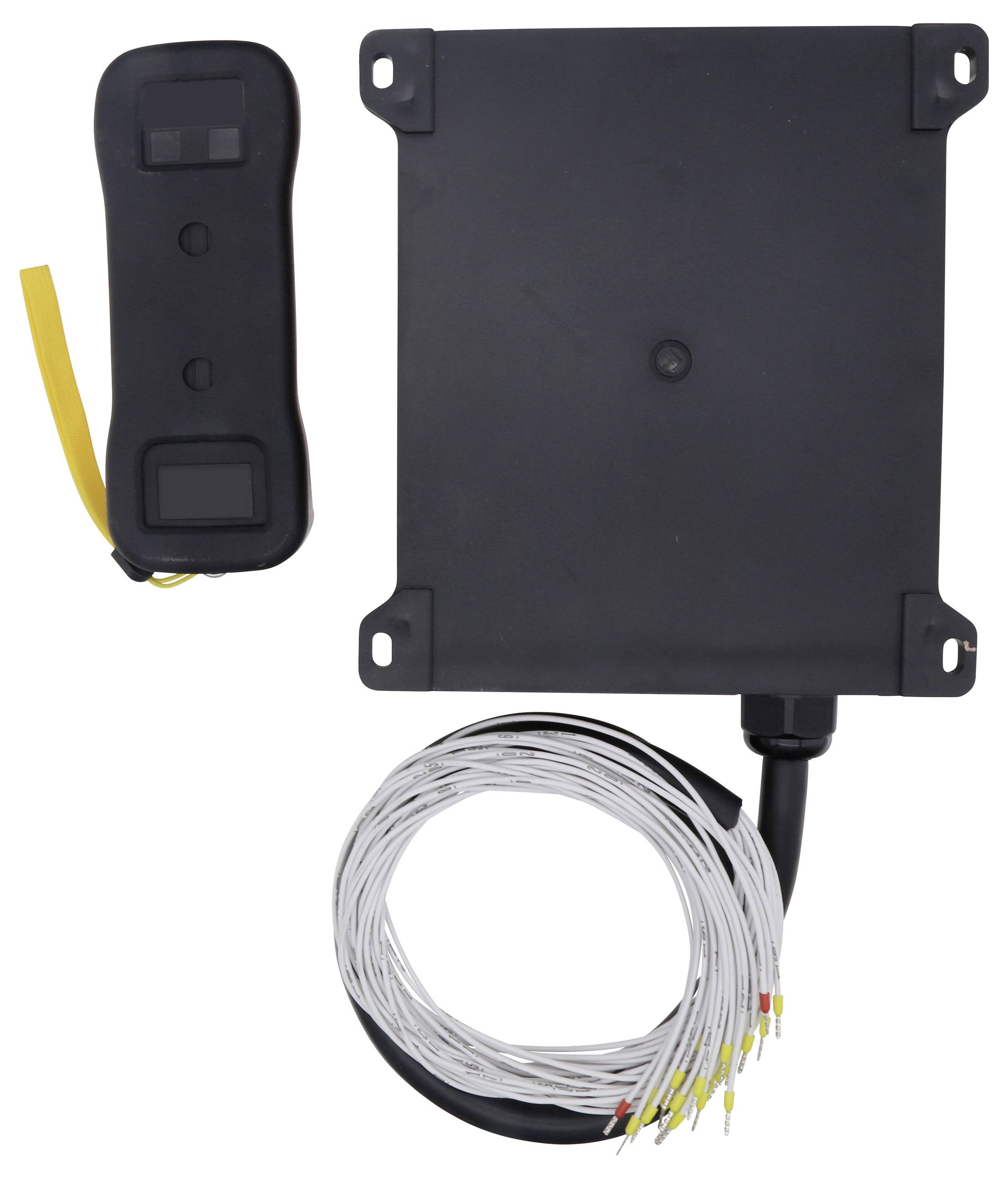 Ein schwarzer GPS-Tracker mit angeschlossenem Kabelbaum und einem separaten schwarzen Sensor mit gelbem Streifen, der für die Installation in Fahrzeugen entwickelt wurde.