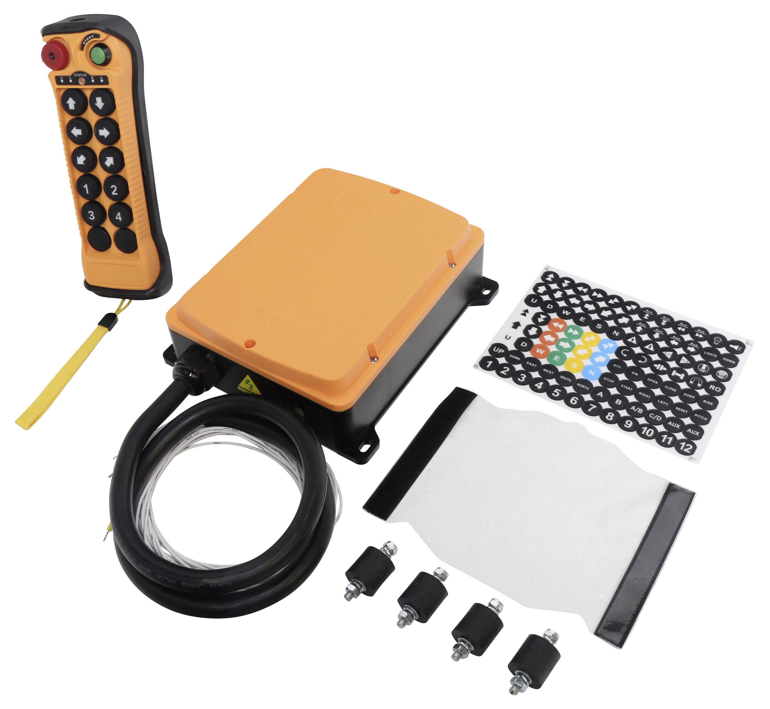 Fernsteuerungssystem mit einem orangefarbenen Empfänger, tragbarem Handsender, beschrifteten Tasten und Zubehör zur Verwendung bei Industrieanlagen.