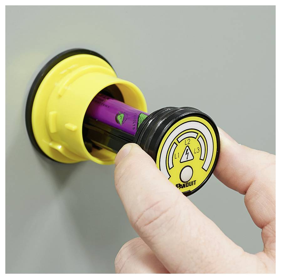 Nahaufnahme einer Hand, die einen lila Schlüssel in ein gelbes Schloss an einem grauen Panel einführt, wobei drei markierte Positionen mit 'L1', 'L2', 'L3' gekennzeichnet sind.