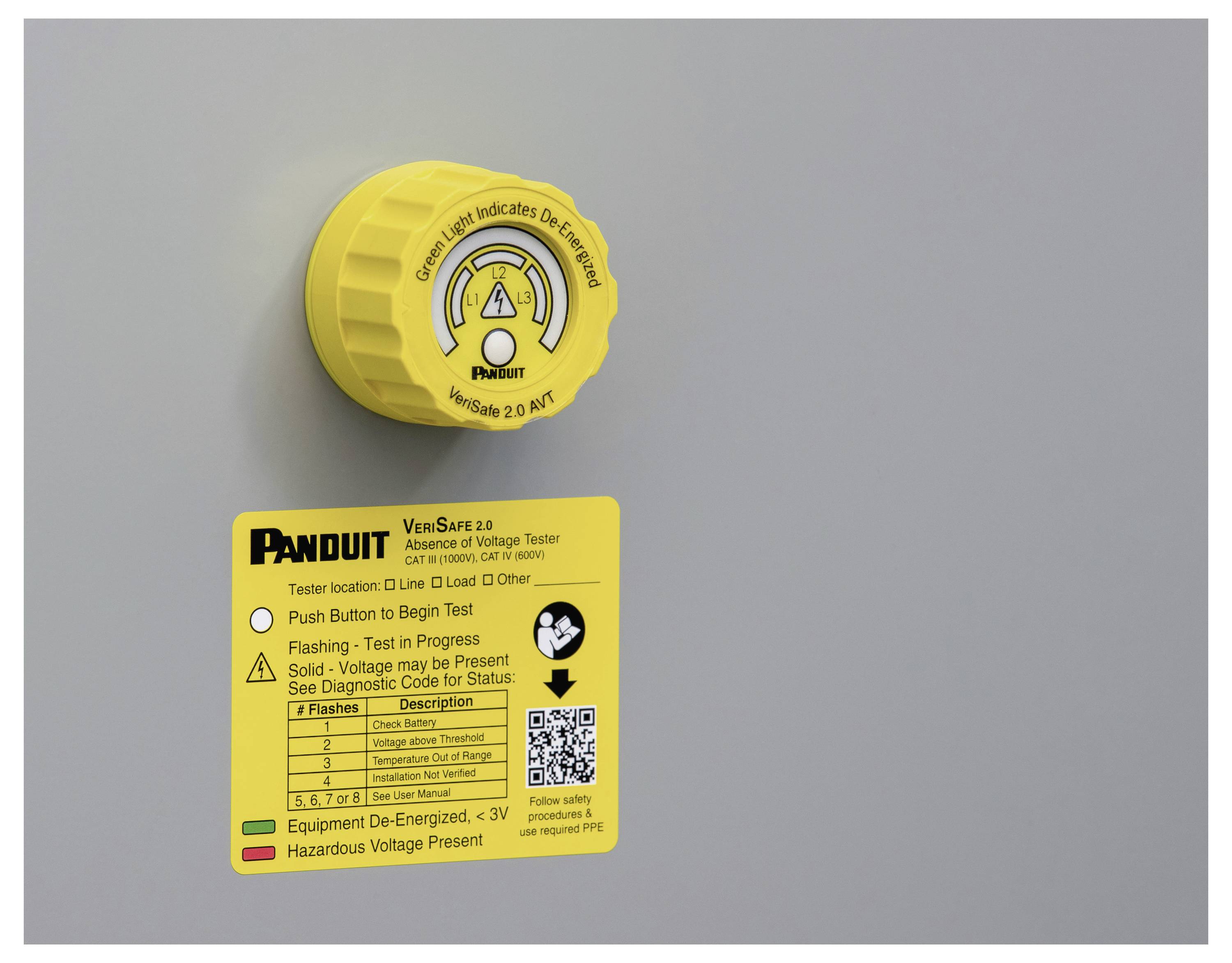 Panduit VeriSafe 2.0 Spannungsprüfer-Abdeckung und Anweisungen auf einer grauen Oberfläche, wobei die Schritte zur elektrischen Sicherheitsprüfung hervorgehoben werden.