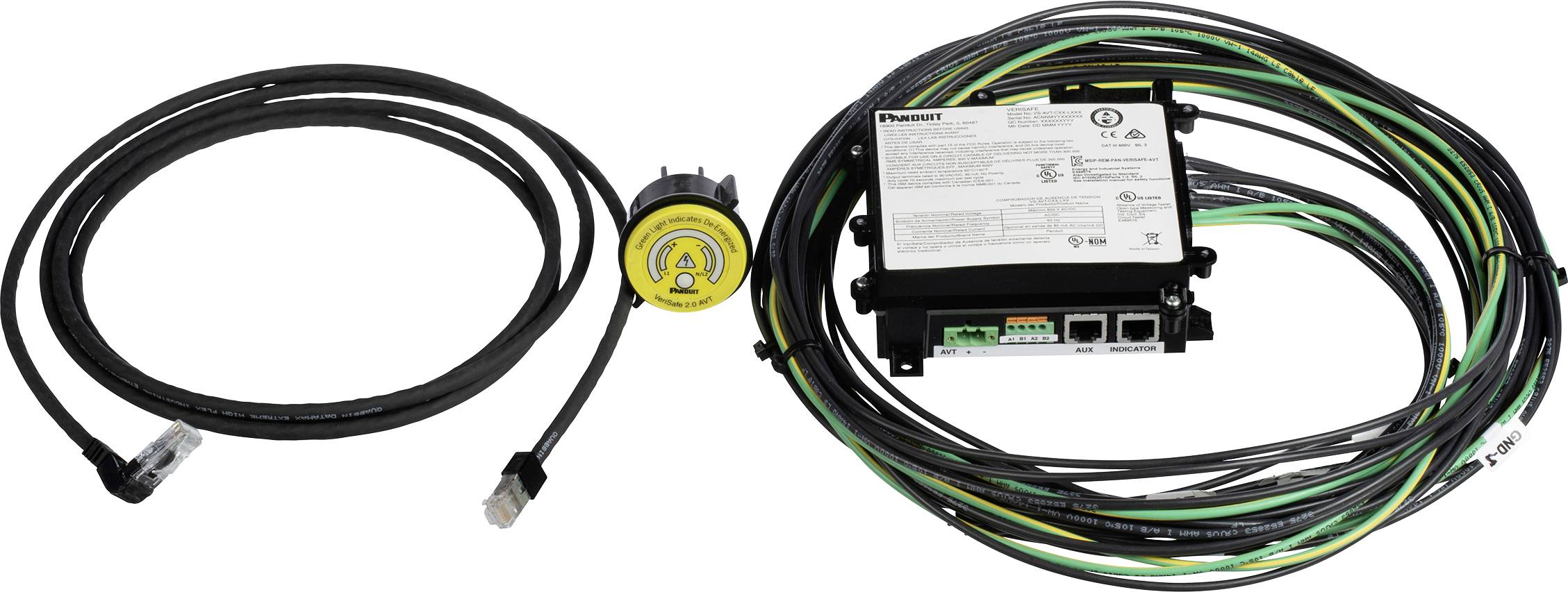 Ethernetkabel, Netzteil und Gerät mit Verkabelung für eine elektronische Systemverbindung, die Konnektivitätskomponenten und Verkabelungsaufbau zeigt.